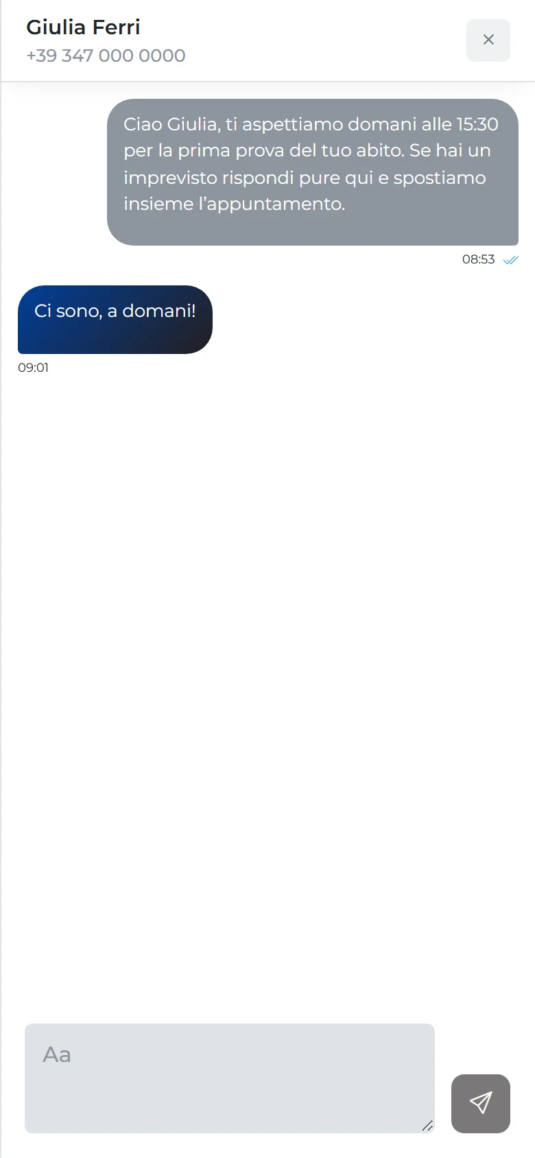 La chat WhatsApp di una cliente dentro il gestionale: il messaggio dell’atelier che ricorda la prima prova del giorno dopo e la risposta della cliente.